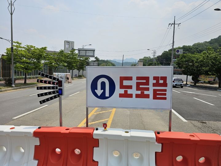 [광명=뉴시스]문영호 기자=광명시 일직동 신안산선 5-2공구 붕괴 현장. 되메우기 작업을 하기 위해 도로를 통제하고 있다.2025.07.17.sonanom@newsis.com *재판매 및 DB 금지