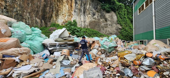 경상남도 특별사법경찰, 폐기물 무단방치 현장 수사.(사진=경남도 제공) 2025.07.17. *재판매 및 DB 금지