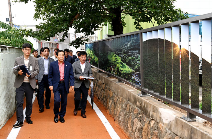 [창녕=뉴시스] 성낙인 군수가 골목 명소화 사업 현장을 점검하고 있다. (사진= 창녕군 제공) 2025.07.17. photo@newsis.com *재판매 및 DB 금지