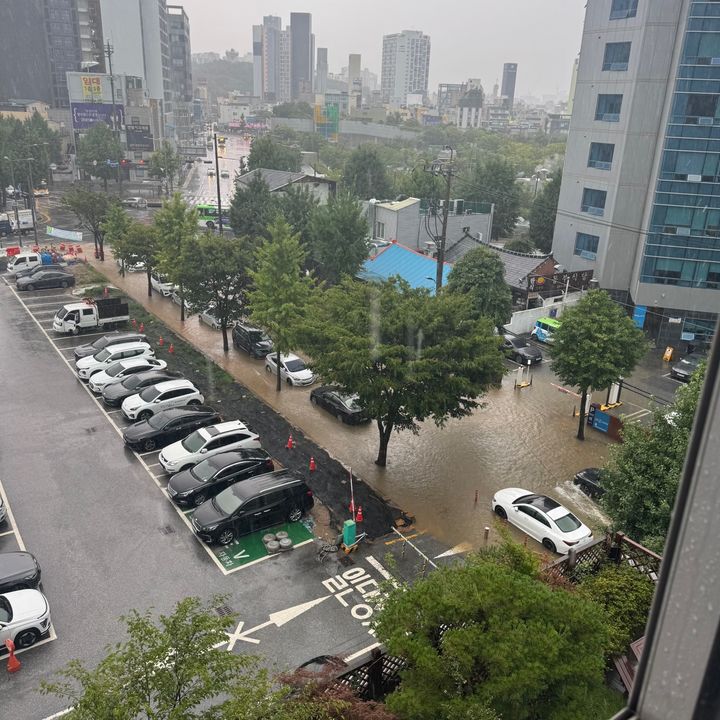 [광주=뉴시스] 17일 오전 10시30분께 동구 서석동 동구청앞 이면도로가 폭우로 침수돼 당국이 조치에 나서고 있다. (사진 = 독자 제공) 2025.07.17. photo@newsis.com *재판매 및 DB 금지