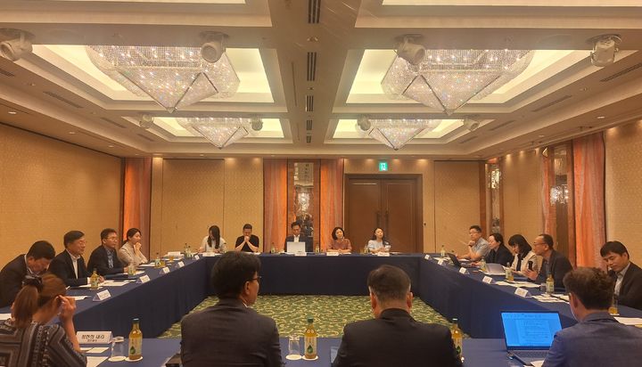[서울=뉴시스] 지난 16일 일본 도쿄에서 열린 제약바이오 산업계 대표단과 김상봉 식약처 의약품정책국장 등 식약처 대표단간의 민관 간담회 모습. 현장에서는 국내 기업의 일본 진출 애로사항 청취, 양국 규제당국자간 의제 등이 논의됐다. (사진=한국제약바이오협회 제공) 2025.07.17. photo@newsis.com  *재판매 및 DB 금지