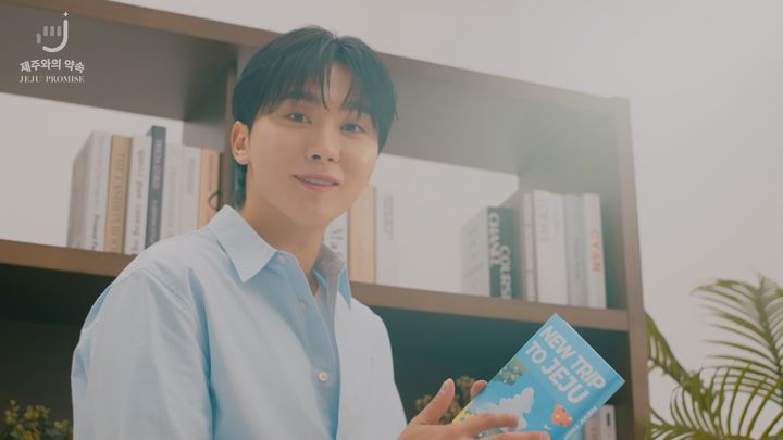 [제주=뉴시스] 그룹 세븐틴의 승관이 출연한 제주도 관광캠페인 '제주와의 약속' 광고영상 화면. (사진=제주도 제공) photo@newsis.com *재판매 및 DB 금지