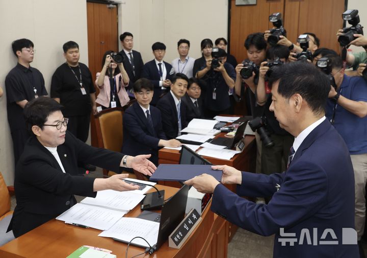 [서울=뉴시스] 조성봉 기자 = 구윤철 경제부총리 겸 기획재정부 장관 후보자가 17일 서울 여의도 국회 기획재정위원회에서 열린 인사청문회에서 임이자 기재위원장에게 선서문을 제출하고 있다. 2025.07.17. suncho21@newsis.com