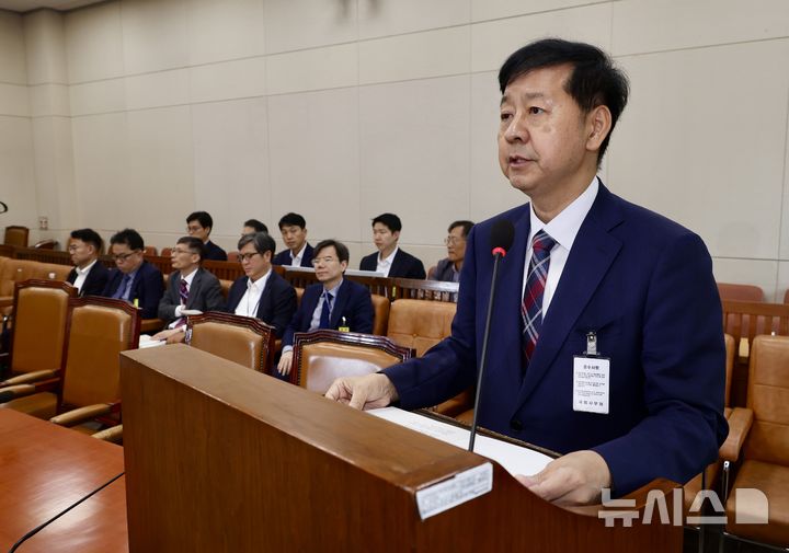 [서울=뉴시스] 조성봉 기자 = 구윤철 경제부총리 겸 기획재정부 장관 후보자가 17일 서울 여의도 국회 기획재정위원회에서 열린 인사청문회에서 모두 발언을 하고 있다. 2025.07.17. suncho21@newsis.com
