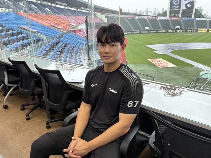 [서울=뉴시스] 신유림 기자 = 프로야구 LG 트윈스의 마무리 투수 김영우가 16일 서울 잠실구장에서 진행된 선수단 훈련 중 기자실을 방문해 인터뷰를 진행하고 있다. 2025.07.17. spicy@newsis.com  *재판매 및 DB 금지