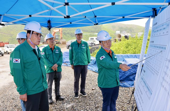 [보령=뉴시스] 보령시 대천천 재해복구사업장에서 보고를 받는 김동일 보령시장. (사진=보령시청 제공) *재판매 및 DB 금지