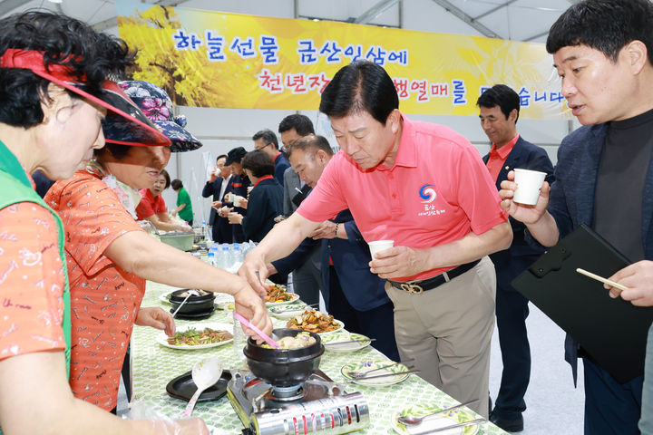 [금산=뉴시스] 조명휘 기자 = 박범인 금산군수가 제5회 금산삼계탕축제 음식품평회에 출품된 삼계탕을 시식하고 있다. (사진= 금산군 제공) 2025.07.17. photo@newsis.com *재판매 및 DB 금지