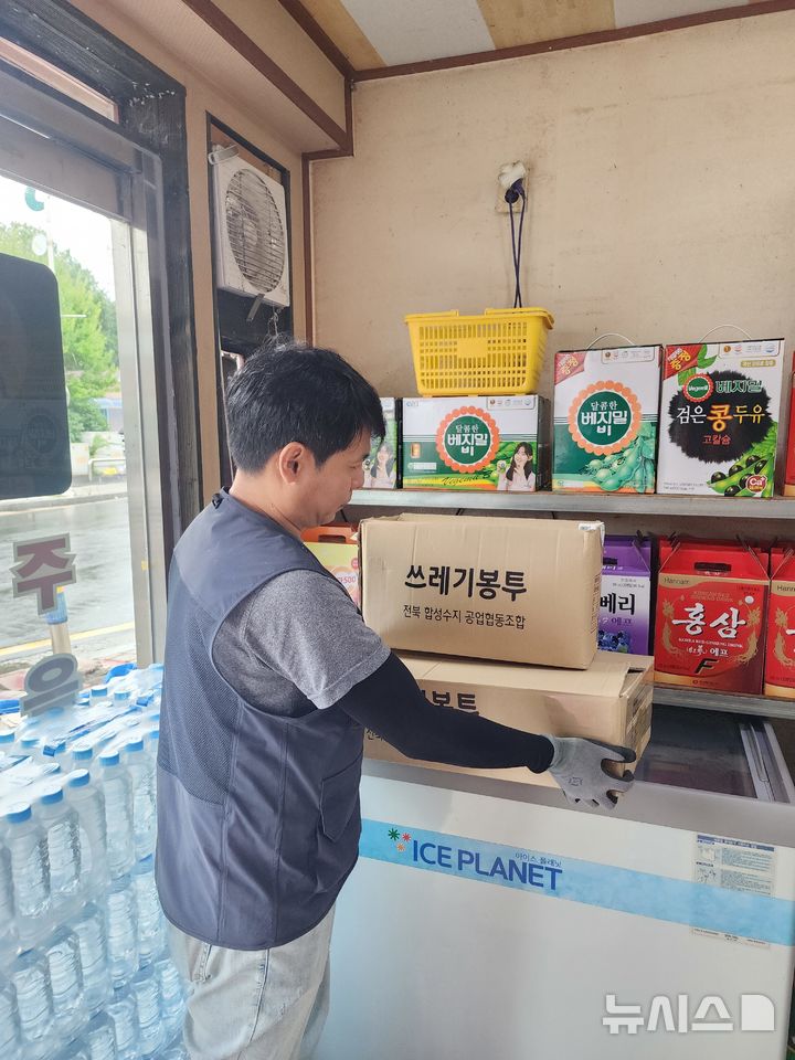 [완주=뉴시스] 완주군 시설공단 직원이 종량제봉투판매점에게 직접 배송해 주고 있다. *재판매 및 DB 금지