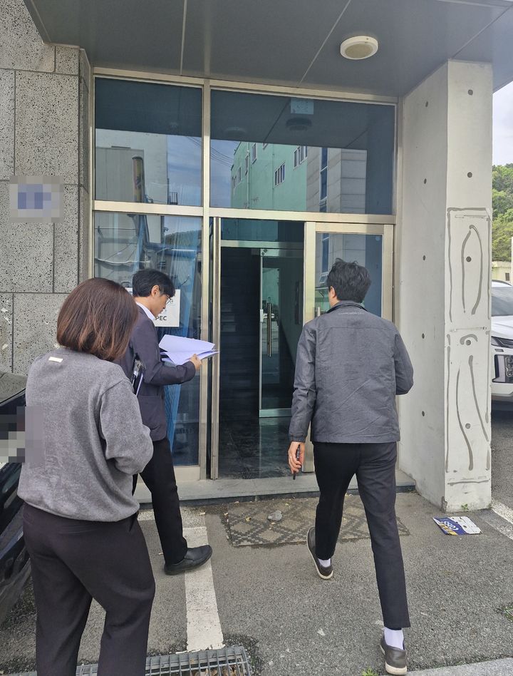경상남도 광역징수기동반 고액 체납 사업장 방문.(사진=경남도 제공) 2025.07.17. *재판매 및 DB 금지