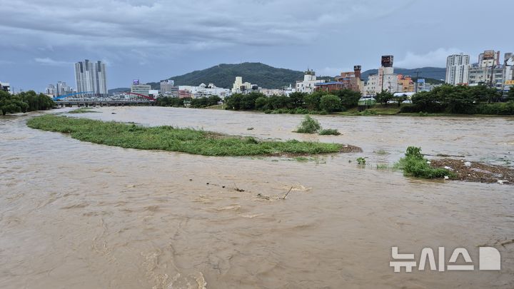 [청주=뉴시스] 연현철 기자 = 17일 충북 청주시 무심천변 산책로와 하상도로가 폭우로 불어난 물에 잠겼다. 현재 무심천 수위 상승으로 하상도로는 전면 통제되고 있다. 전날부터 이날 오전 11시까지 청주에는 286.4㎜의 비가 내렸다. 2025.07.17. yeon0829@newsis.com