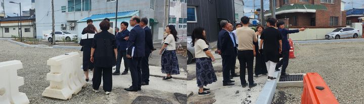 [고성(경남)=뉴시스] 신정철 기자= 경남 고성군의회(의장 최을석)는 지난 16일, 제303회 임시회 기간 중 고성읍 성내 공영주차장 조성사업 현장을 방문해 사업 추진 현황을 점검하고, 주민 불편 해소를 위한 실질적인 개선방안을 집행부에 요구했다.사진은 최을석 의장을 비롯해 산업경제위원회 소속 의원들이 고성군 관계 공무원들로부터 사업 개요와 공정 현황에 대한 설명을 들은 뒤 현장을 직접 점검하고 있는 모습.(사진=고성군의회 제공).2025.07.17. photo@newsis.com *재판매 및 DB 금지