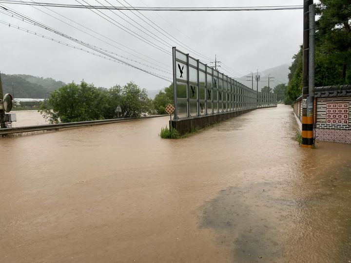 17일 충북 청주 양업고등학교 진입로가 인근 병천천에서 밀려든 빗물에 잠겨있다.(사진=양업고 제공).2025.07.17.photo@newsis.com *재판매 및 DB 금지
