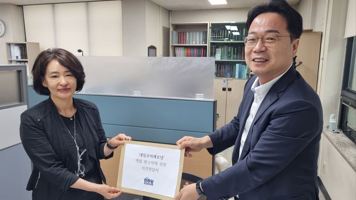 [부산=뉴시스] 더불어민주당 이재성 부산시당위원장이 지난 16일 부산시선관위를 방문해 부산 전역에 내걸린 '6·3 대선 부정선거 현수막’에 대한 의견서를 전달했다. (사진=더불어민주당 부산시당 제공) 2025.07.17. photo@newsis.com *재판매 및 DB 금지