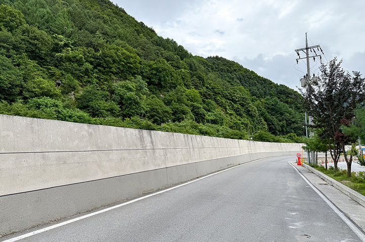 정선읍 애산리 아리채아파트 인근 구간의 옹벽 디자인 ‘안심 탄탄길’ 조성예정지.(사진=정선군 제공) *재판매 및 DB 금지