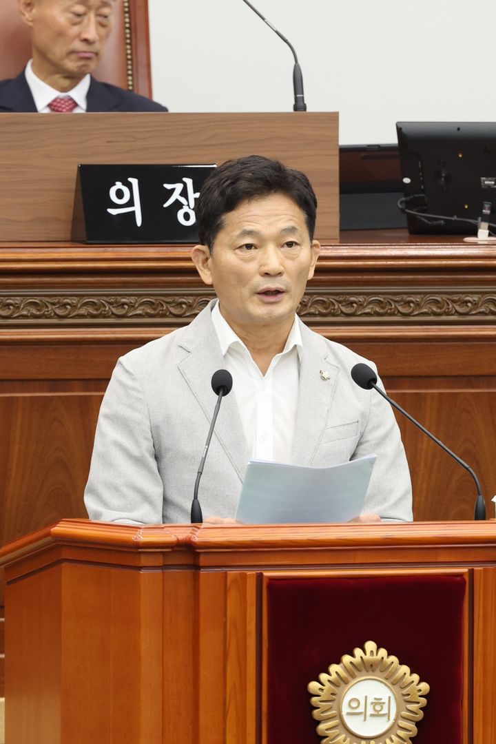 [창원=뉴시스] 강경국 기자 = 박해정 경남 창원시의원이 17일 대상공원 '빅트리'와 관련해 제145회 임시회 제1차 본회의에서 5분 발언을 하고 있다. (사진=창원시의회 제공). 2025.07.17. photo@newsis.com *재판매 및 DB 금지