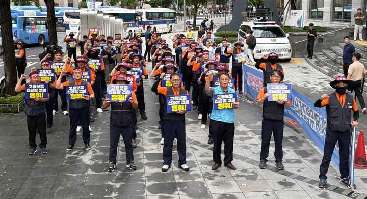 전국금속노동조합 금호타이어지회가 17일 오전 서울 종로구 금호타이어 본사 앞에서 '로드맵 공개 기만 항의 집회'를 열고 구호를 외치고 있다. (사진 = 금속노조 금호타이어지회 제공) 2025.07.17. photo@newsis.com *재판매 및 DB 금지