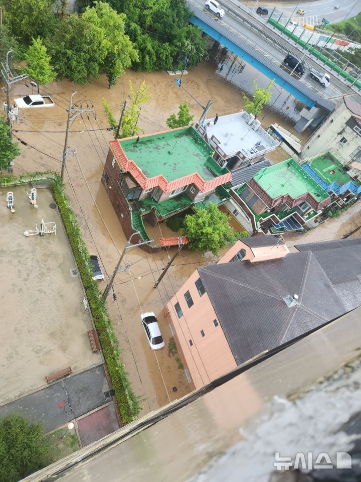 [광주=뉴시스]광주지역에 시간당 86㎜ 폭우가 쏟아진 17일 오후 광주 북구 문흥동성당 주변 빌라촌이 물에 잠겨있다. 문흥동성당 일대는 지난 2020년 폭우 당시에도 침수 피해를 입었다. (사진 = 독자 제공) 2025.07.17. photo@newsis.com