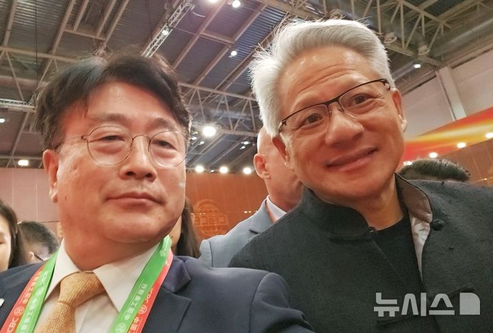 [인천=뉴시스] 16일 윤원석 인천경제청장이 중국 베이징 국제전시컨벤션센터에서 열린 '제3회 중국국제공급망촉진박람회(The 3rd China International Global Supply Chain Expo, 이하 CISCE)'에서 젠슨 황 엔비디아 대표와 기념 촬영을 하고 있다. (사진=인천경제청 제공) 2025.07.17. photo@newsis.com