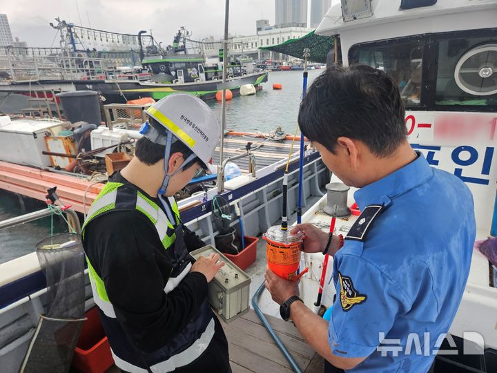 사천해경, 선박 위성조난신호기 합동점검…오발신 최소화 추진
