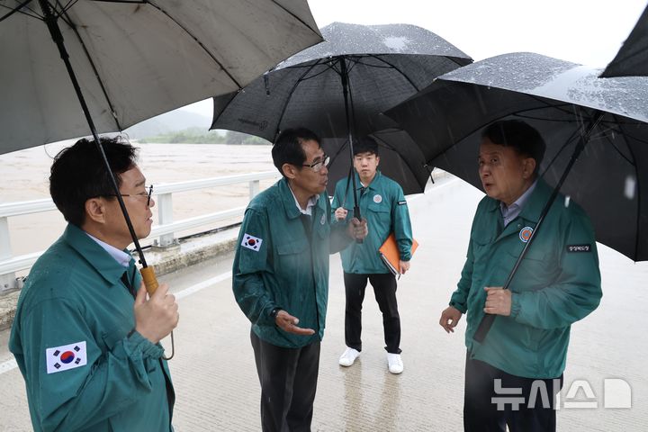 [청주=뉴시스] 김영환 충북지사가 17일 오전 홍수경보가 발령된 청주시 흥덕구 옥산면 환희교를 찾아 관계자의 설명을 듣고 있다. (사진=충북도 제공) 2025.07.17. photo@newsis.com *재판매 및 DB 금지