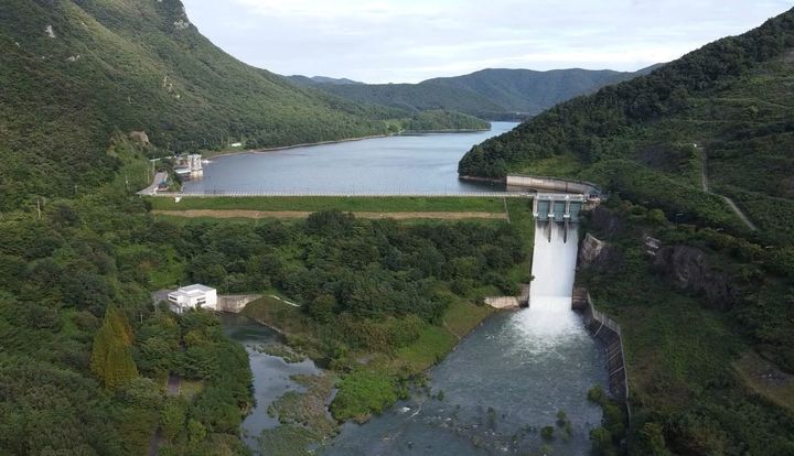 [대전=뉴시스]보령댐은 17일 오후 3시께부터 수문을 개방해 초당 50톤 가량의 물을 방류한다. (사진=수자원공사 제공) 2025. 07. 17 photo@newsis.com *재판매 및 DB 금지
