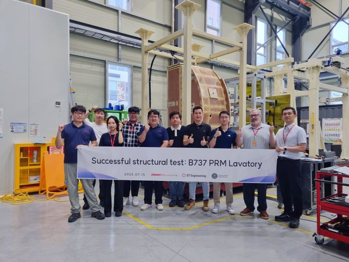 [진주=뉴시스]ANH, 구조정적시험 성공후 시험관계자들과 함께 기념촬영.(사진=ANH 제공).2025.07.17.photo@newsis.com *재판매 및 DB 금지