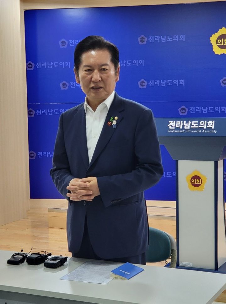 [무안=뉴시스] 구용희 기자 = 정청래 더불어민주당 당대표 후보가 17일 오후 전남도의회 5층 브리핑룸에서 모두 발언을 하고 있다. 2025.07.17. persevere9@hanmail.net *재판매 및 DB 금지