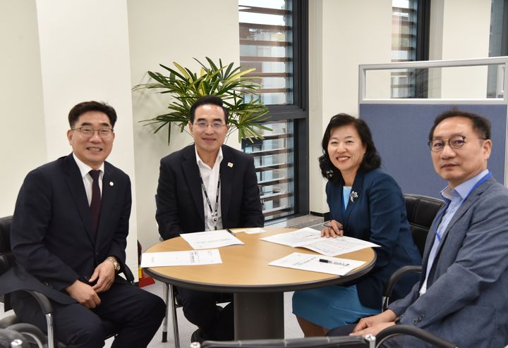[순천=뉴시스] 국립순천대학교 이병운 총장과 박기영 명예교수가 국회와 국정기획위원회를 방문회 전남 국립의대 설립을 위한 국정과제 반영을 건의하고 있다. (사진=순천대 제공) 2025.07.17. photo@newsis.com *재판매 및 DB 금지