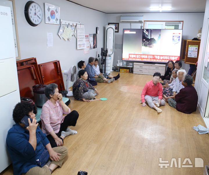 [청주=뉴시스] 서주영 기자 = 집중호우가 내린 17일 충북 청주시 흥덕구 오송읍 호계리의 마을 주민들이 마을회관으로 대피해 있다. 2025.07.17. juyeong@newsis.com 