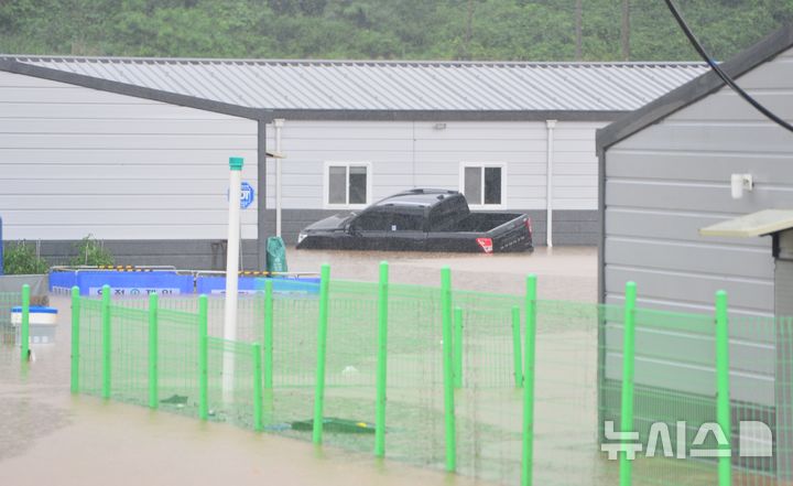 [청주=뉴시스] 서주영 기자 = 17일 충북 청주시 흥덕구 오송읍 상봉2리에서 한 공장 사무실이 물에 잠겨 있다. 2025.07.17. juyeong@newsis.com