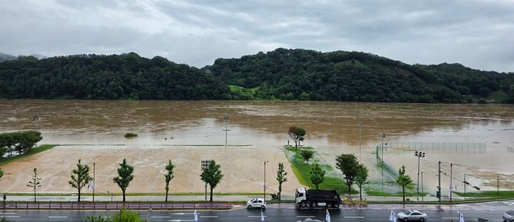[공주=뉴시스] 16일부터 내린 집중호우로 불어난 공주시 금강변 상황.(사진=김정섭 전 공주시장 SNS). 2025.07.17 photo@newsis.com  *재판매 및 DB 금지