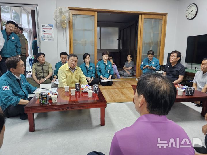 [산청=뉴시스]17일 경남 전역에 호우특보가 발효된 가운데 박명균 행정부지사가 지난 3월 대형산불 피해지역인 산청군 중태마을 마을회관을 방문해 산사태 및 호우 대비 상황을 점검하고 주민들에게 협조를 당부하고 있다.(사진=경남도 제공) 2025.07.17. photo@newsis.com