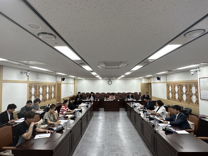 [안동=뉴시스] 경북도의회 교육위원회는 17일 안동의 한 고등학교에서 발생한 기말고사 시험지 유출 사건과 관련해 현황 파악과 경북교육청의 조속한 대책 마련을 위한 긴급 간담회를 열었다. (사진=경북도의회 제공) 2025.07.17. photo@newsis.com *재판매 및 DB 금지