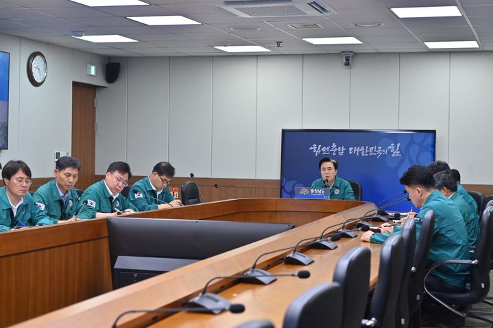 [홍성=뉴시스] 충남도, 17일 집중호우 대책회의 모습. *재판매 및 DB 금지