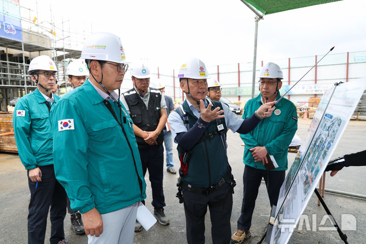 [김해=뉴시스]김해시, 건설현장 온열질환 예방 현장 점검. (사진=김해시 제공). 2025.07.17. photo@newsis.com 