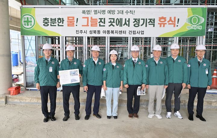 [진주=뉴시스]진주시의회, 성북동 아동복지센터 건립현장 점검.(사진=진주시의회 제공).2025.07.17.photo@newsis.com *재판매 및 DB 금지