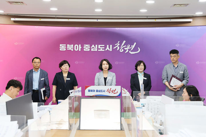[창원=뉴시스] 강경국 기자 = 정양숙 경남 창원시 문화관광체육국장이 17일 시청 프레스센터에서 제25회 마산가고파국화축제 개최와 관련해 브리핑을 하고 있다. (사진=창원시청 제공). 2025.07.17. photo@newsis.com *재판매 및 DB 금지