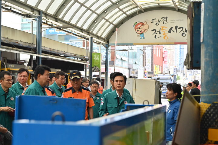 [홍성=뉴시스] 유효상 기자 = 김태흠 충남지사가 지난 16~17일 사이에 가장 많은 비가 내린 당진시 어시장을 찾아 피해주민들을 위로하고 피해 상황을 점검하고 있다. (사진=충남도 제공) 2025.07.17 photo@newsis.com *재판매 및 DB 금지