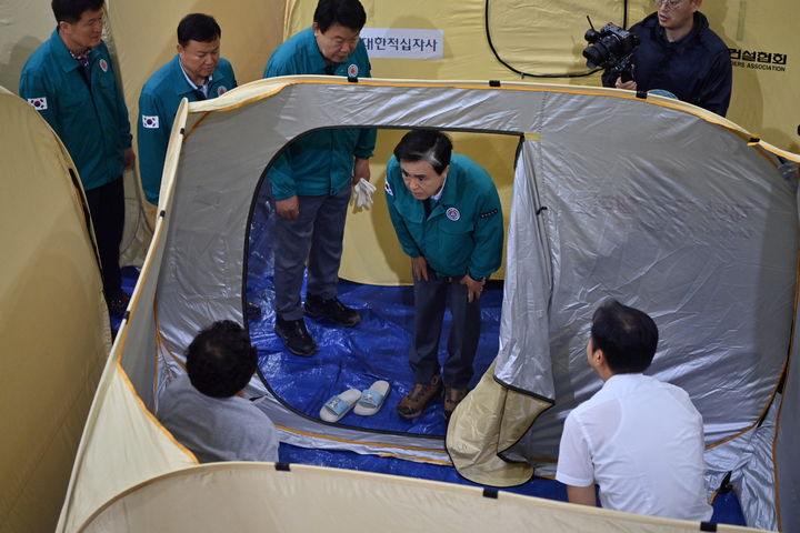 [홍성=뉴시스] 유효상 기자 = 김태흠 충남지사가 16~17일 사이에 도내서 가장 많은 비가 내린 당진시 주민들이 대피해 있는 당진초등학교를 찾아 주민들을 위로하고 있다. (사진=충남도 제공) 2025.07.17 photo@newsis.com *재판매 및 DB 금지