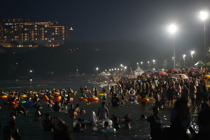 [속초=뉴시스] 지난해 야간 개장한 속초해수욕장 모습.(사진=속초시 제공)photo@newsis.com *재판매 및 DB 금지