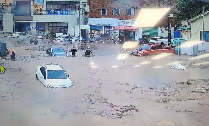 [대구=뉴시스] 17일 대구 북구 노곡동의 한 식당 건물 일대가 집중호우로 물에 잠겼다. (사진=독자 제공) 2025.07.17. photo@newsis.com *재판매 및 DB 금지