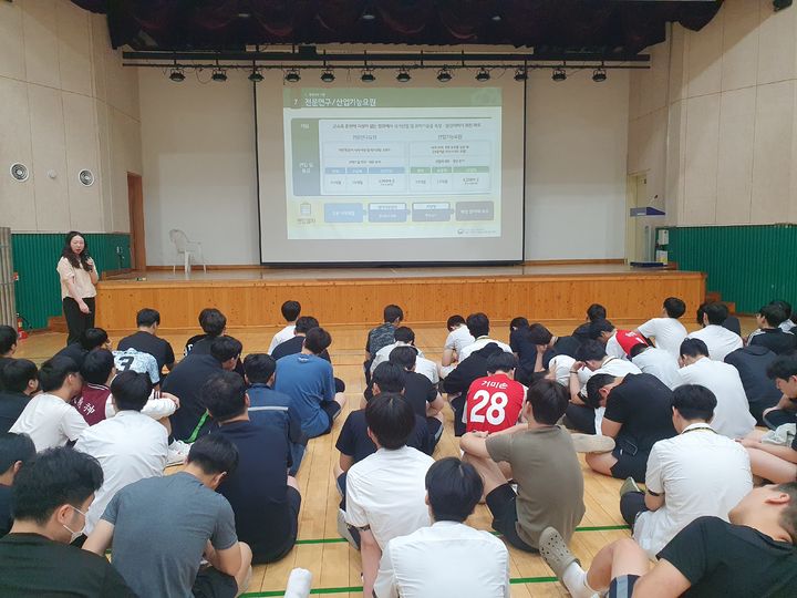 [부산=뉴시스] 부산울산병무청이 17일 울산마이스터고등학교에서 학생들을 대상으로 '산업기능요원제도 병무행정 설명회'를 진행하고 있다. (사진=부산울산병무청 제공) 2025.07.17. photo@newsis.com *재판매 및 DB 금지