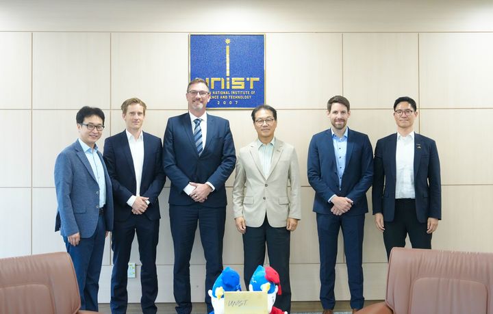 [울산=뉴시스] 구미현 기자 =박종래 UNIST 총장(왼쪽 네 번째)과 프랭크 헤닝 프라운호퍼 ICT 연구소장(왼쪽 세 번째) 등 관계자들이 기념사진을 촬영하고 있다. (UNIST 제공) photo@newsis.com *재판매 및 DB 금지