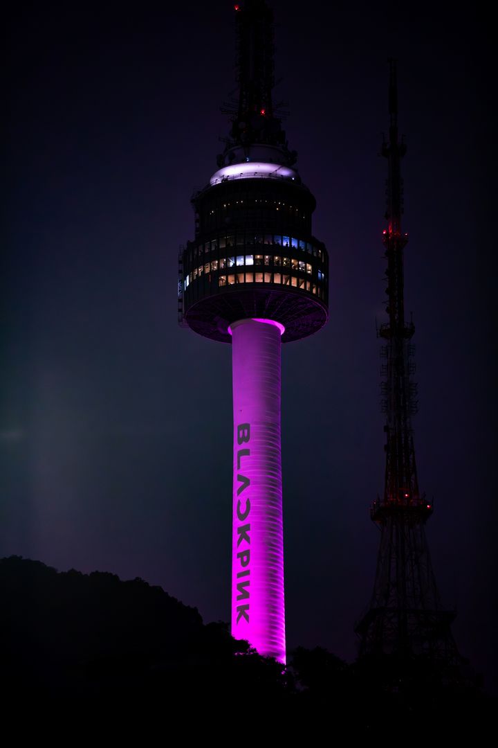 [서울=뉴시스] 걸그룹 '블랙핑크'가 서울 도심 주요 랜드마크를 장식했다. (사진=YG엔터테인먼트 제공) 2025.07.17. photo@newsis.com&nbsp; *재판매 및 DB 금지