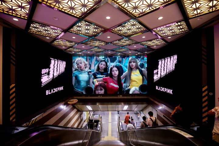 [서울=뉴시스] 걸그룹 '블랙핑크'가 서울 도심 주요 랜드마크를 장식했다. (사진=YG엔터테인먼트 제공) 2025.07.17. photo@newsis.com&nbsp; *재판매 및 DB 금지