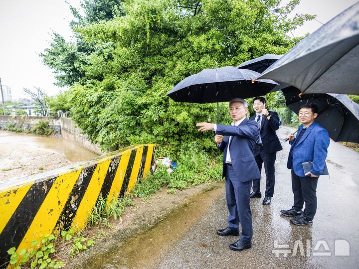 "주민 불편 직접 점검" 민원 현장 찾은 윤환 계양구청장&nbsp; 