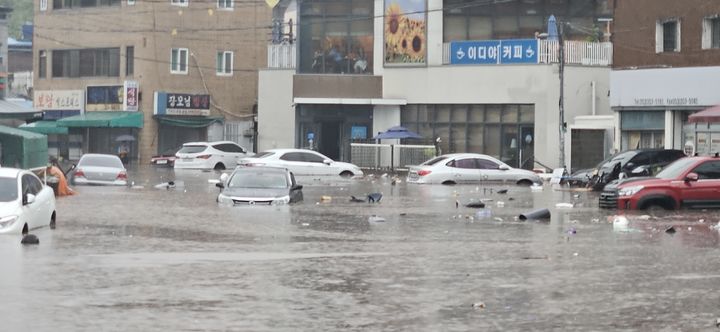[대구=뉴시스] 17일 대구 북구 노곡동 일대가 집중호우로 인해 물에 잠겼다. (사진=대구 북구 제공) 2025.07.17. photo@newsis.com *재판매 및 DB 금지