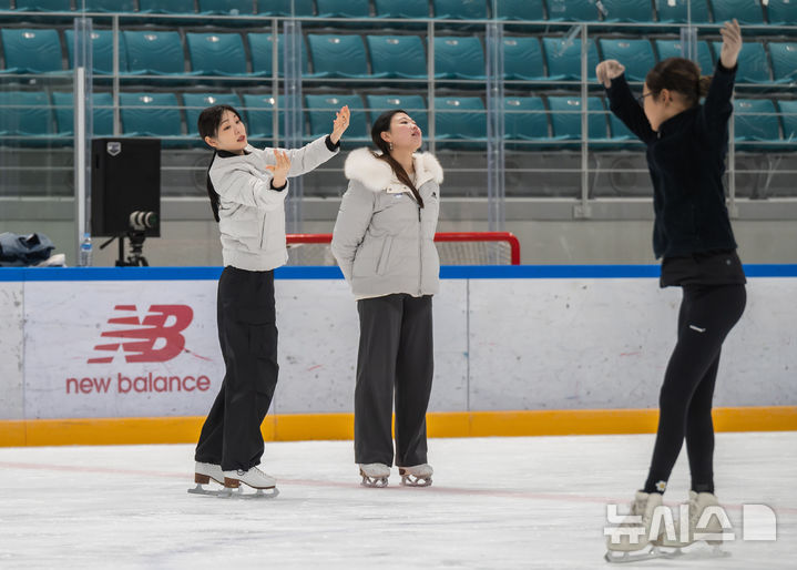 [서울=뉴시스]피겨 아카데미에서 선수들을 지도하는 김연아. (사진=2018평창기념재단 제공)