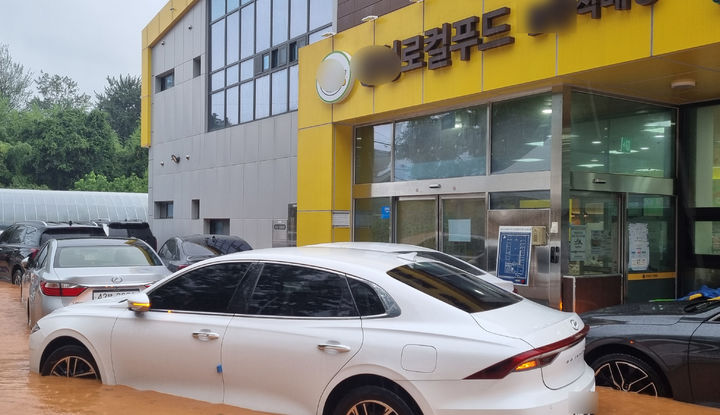 [광주=뉴시스] 17일 오후 광주 북구 한 로컬푸드직매장이 폭우로 침수된 상태다. 해당 매장에서는 종업원과 고객 77명이 일시고립됐다가 소방에 구조됐다. (사진=북부소방 제공) 2025.07.17. photo@newsis.com *재판매 및 DB 금지