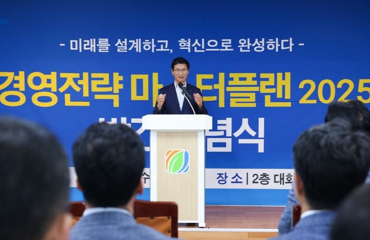 부산=뉴시스] 이근희 부산환경공단 이사장이 17일 '경영혁신 마스터플랜' 수립취지와 의미에 대해 발표하고 있다. (사진=안전보건공단 부산광역본부 제공) 2025.07.17. photo@newsis.com *재판매 및 DB 금지